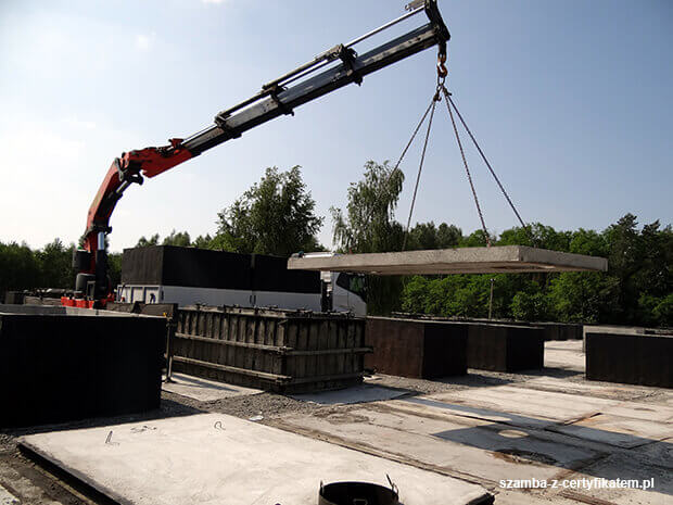 Załadunek szczelnego szamba betonowego do transportu  w Lipsku
